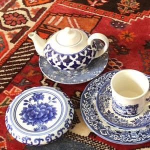 Lot of 6 blue and white vintage collectible